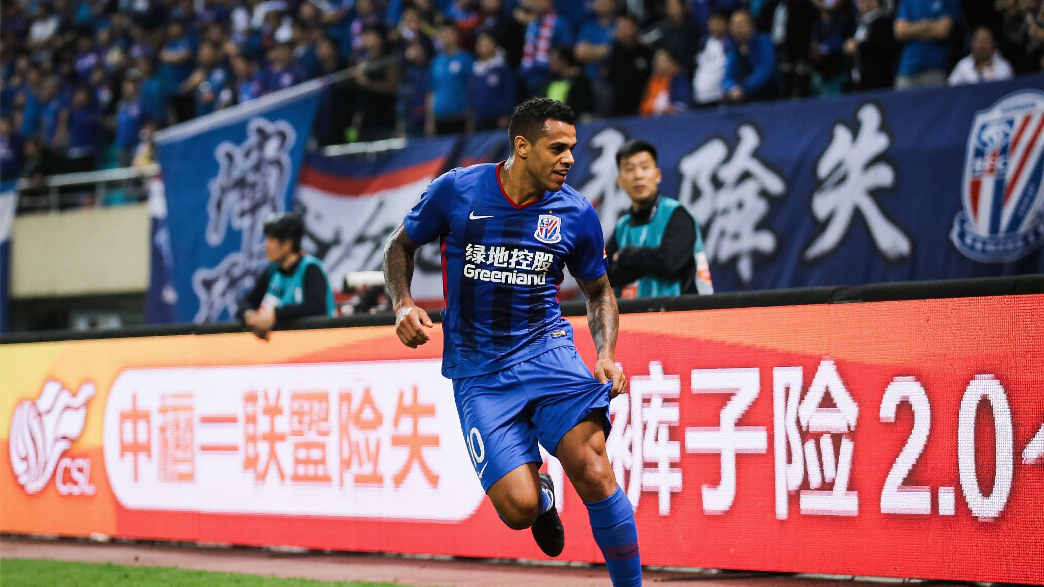 2-0!申花轻取海牛,球场发生搞笑一幕,特谢拉裤子差点被扯下 这场2-0的胜利,一面是申花硬实力的体现,另一面是特谢拉"裤子险失"带来的欢乐记